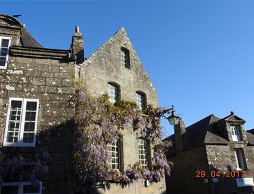La place à 80m du Restaurant Le Prieuré à Locronan dans le Finistère - Bretagne - Hotel Le Prieure