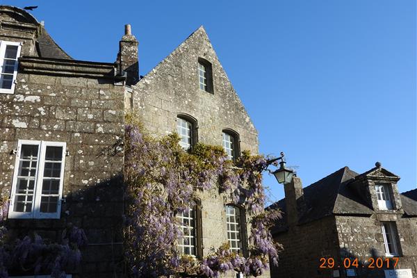 La place à 80m du Restaurant Le Prieuré à Locronan dans le Finistère - Bretagne - Hotel Le Prieure